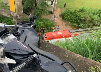 [URGENTE] Casal em moto cai de viaduto em Guaramirim