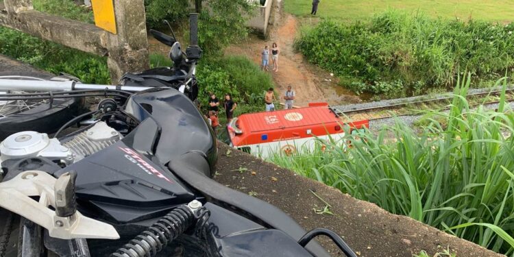 [URGENTE] Casal em moto cai de viaduto em Guaramirim