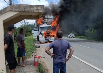 Caminhão fica destruído após incêndio em Jaraguá do Sul
