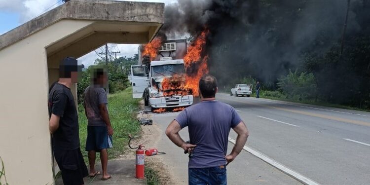 Caminhão fica destruído após incêndio em Jaraguá do Sul