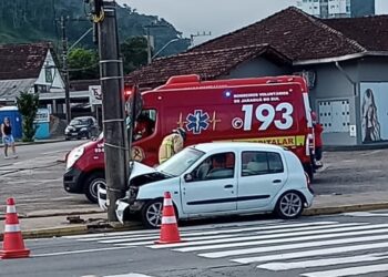 Quatro pessoas ficam feridas após carro colidir em poste, em Jaraguá  do Sul