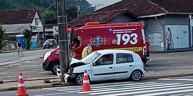 Quatro pessoas ficam feridas após carro colidir em poste, em Jaraguá  do Sul