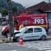 Quatro pessoas ficam feridas após carro colidir em poste, em Jaraguá  do Sul