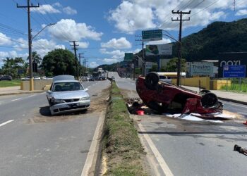[Fotos] Carro capota após colisão em Jaraguá do Sul
