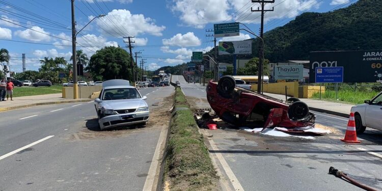 [Fotos] Carro capota após colisão em Jaraguá do Sul