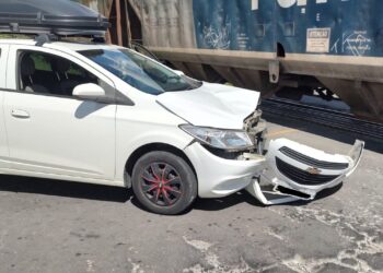 Carro bate no trem em Jaraguá do Sul