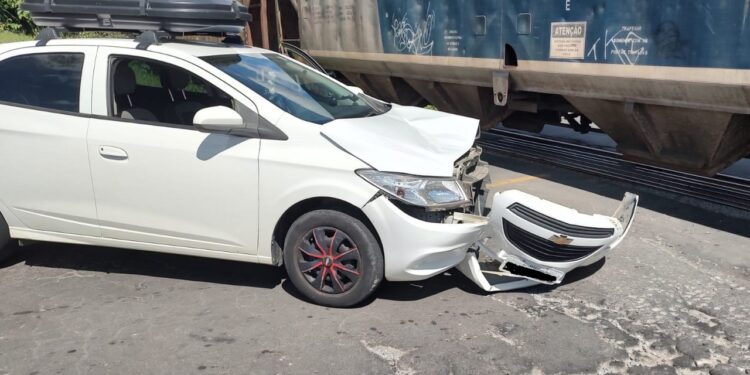 Carro bate no trem em Jaraguá do Sul