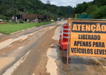 [Vídeo] Trânsito para veículos leves é liberado na Serra de Corupá, na BR-280