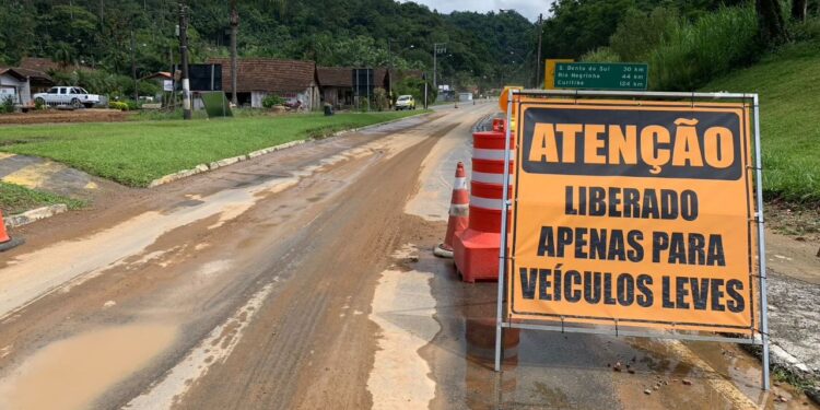 [Vídeo] Trânsito para veículos leves é liberado na Serra de Corupá, na BR-280