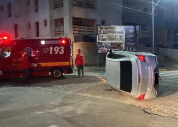 [Vídeo] Motorista capota veículo em Jaraguá do Sul