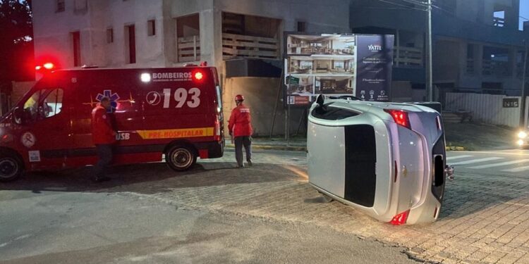 [Vídeo] Motorista capota veículo em Jaraguá do Sul