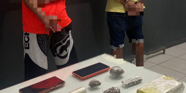 Motociclista ‘fecha’ viatura da PM, joga droga fora e confessa ponto de tráfico em Jaraguá