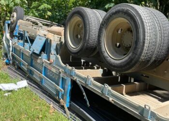 [Fotos] Caminhão capota em Jaraguá do Sul