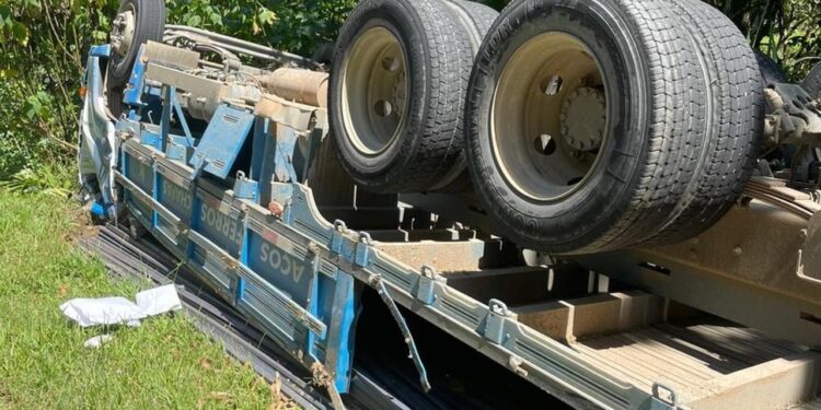 [Fotos] Caminhão capota em Jaraguá do Sul