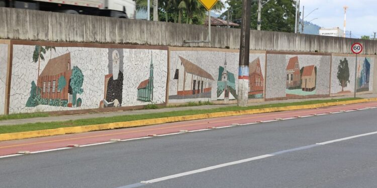 Mosaico que conta a história de Guaramirim deverá ser finalizado no fim do ano