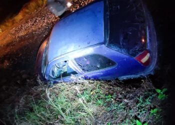 Homem perde controle de carro, cai em barranco e é preso por embriaguez em Massaranduba