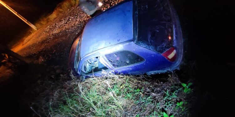 Homem perde controle de carro, cai em barranco e é preso por embriaguez em Massaranduba