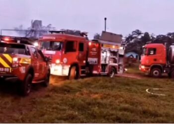 Galpão fica destruído após incêndio em Jaraguá do Sul