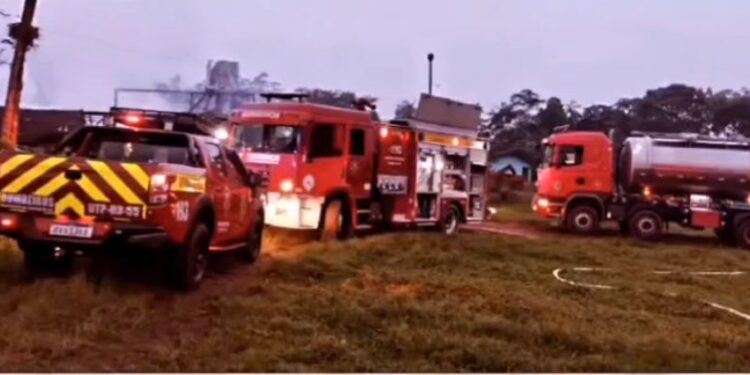 Galpão fica destruído após incêndio em Jaraguá do Sul