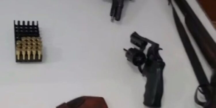 [Vídeo] Dois homens são presos com armas irregulares em Jaraguá do Sul