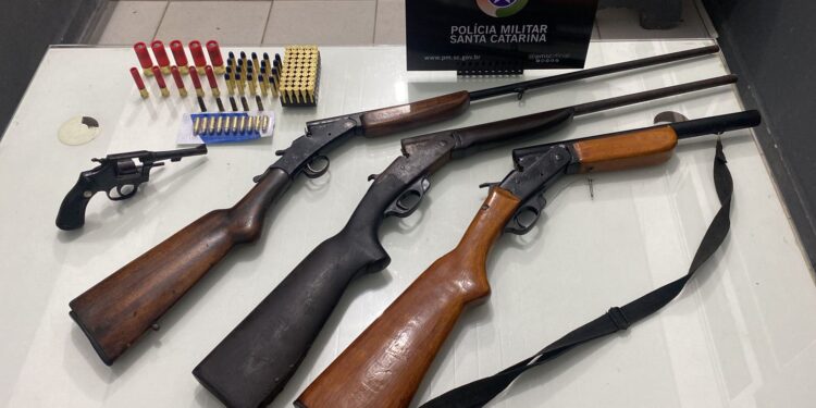 Casal é preso com armas e munições em Jaraguá do Sul