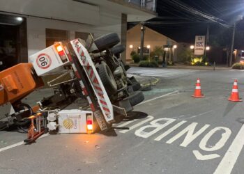[Fotos] Carro da Celesc tomba após ter a frente ‘cortada’ por motorista, em Jaraguá do Sul