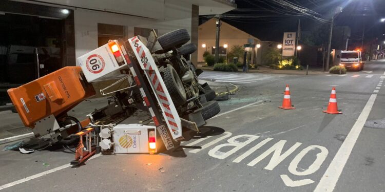 [Fotos] Carro da Celesc tomba após ter a frente ‘cortada’ por motorista, em Jaraguá do Sul