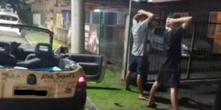 [Vídeo] “Corsa conversível” é apreendido após cometer infrações em SC