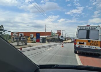 Caminhão derruba poste em Jaraguá do Sul