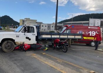 Motos colidem em caminhão na SC-108, em Massaranduba