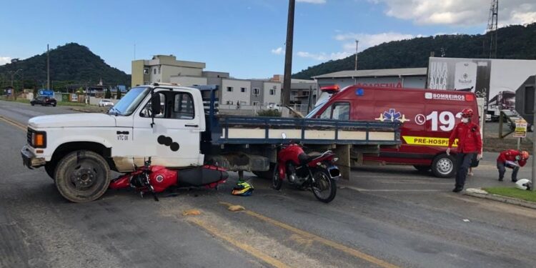 Motos colidem em caminhão na SC-108, em Massaranduba