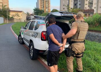 Homem tenta fugir pelos trilhos de trem em Jaraguá e é preso contrabandeando agrotóxico