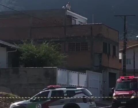 Homem tem surto, ameaça se jogar de laje e se esfaqueia em Jaraguá do Sul