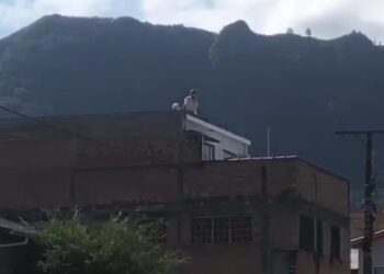 Homem tem surto, ameaça se jogar de laje e se esfaqueia em Jaraguá do Sul