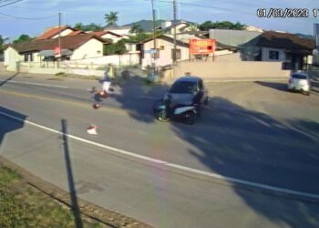 [Vídeo] Acidente impressionante envolvendo carro e moto é registrado em SC