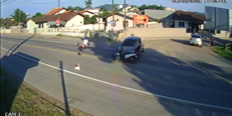 [Vídeo] Acidente impressionante envolvendo carro e moto é registrado em SC