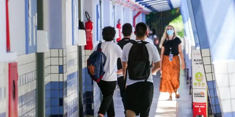 Aluno xinga duas professoras com palavrões em Jaraguá do Sul