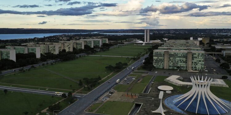 Governo propõe 9% de reajuste salarial para servidores federais, diz categoria