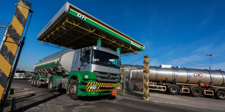 Petrobras reduz 4,47% do preço do diesel para as distribuidoras