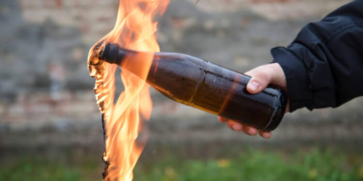 Coquetel molotov é arremessado contra casa de jovem em Guaramirim