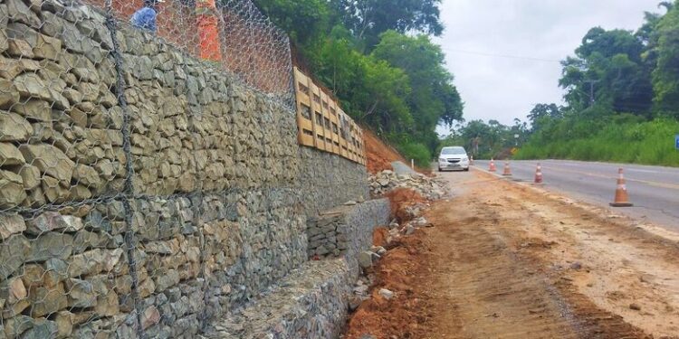 [BR-280] Serra de Corupá registra nova queda de barreira
