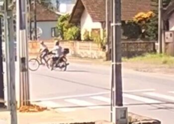[Vídeo] Câmera flagra acidente entre moto e bicicleta em Schroeder