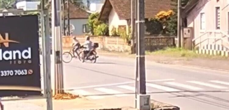 [Vídeo] Câmera flagra acidente entre moto e bicicleta em Schroeder