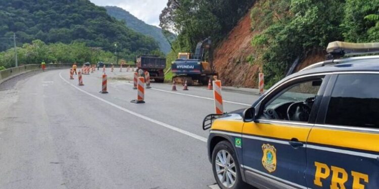 Após chuvas fortes, BR-376 volta a ser interditada entre PR e SC