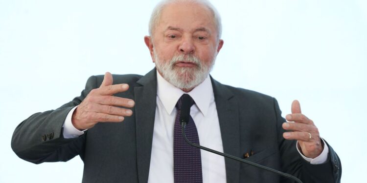 Lula adia embarque à China após apresentar pneumonia leve
