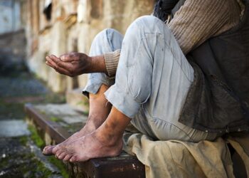 Morador de rua ameaça pessoas com faca após não receber esmola em Jaraguá