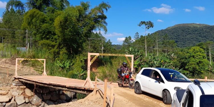 Passagem provisória ao lado da Ponte da Trindade, entre Jaraguá e Schroeder, é liberada