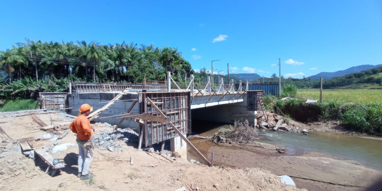 Prosseguem as obras nas pontes do Rio Cerro I e II, em Jaraguá do Sul