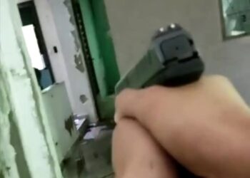 [Vídeo] Jovem de 18 anos e adolescente de 15 são flagrados desmontando moto furtada em Jaraguá