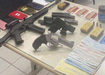 Homem é preso com armas e R$ 67 mil em cheques, em Jaraguá do Sul